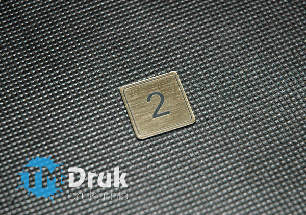 TM Druk - Producent trwałych numerków na drzwi, do szafek, wieszaków