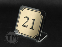 Tabliczka z numeracją na stolik z bezbarwnej pleksi i złotego laminatu grawerskiego - realizacja