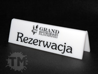 Stojaczek z napisem Rezerwacja dla restauracji i klubu - realizacja