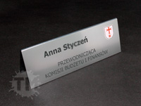 Tabliczki z imionami członków rady miasta
