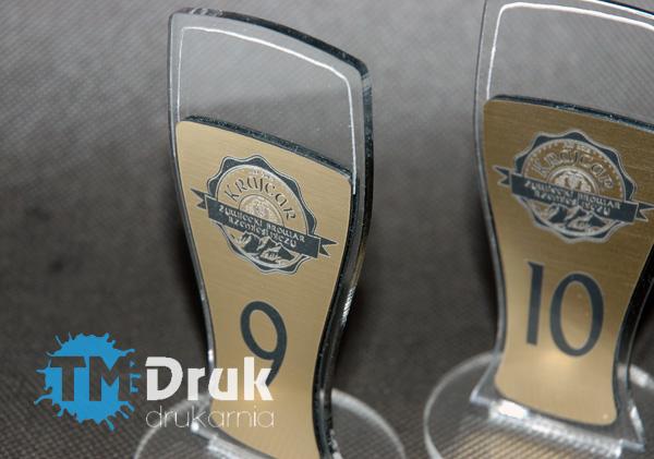 Numeracje stolików w kształcie szklanki piwa