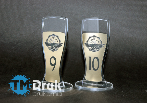 Ozdobne numerki stolików w dowolnych formach z plexi