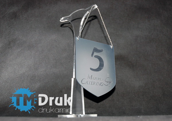 Proporczyki z numeracją stolików na laminacie grawerskim