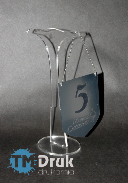 Numerki na stoliki w formie ozdobnych<br />
          proporczyków z plexi i lamiantu grawerskiego