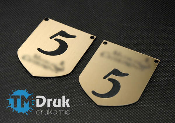 Numeracje stolików w kształcie szklanki piwa