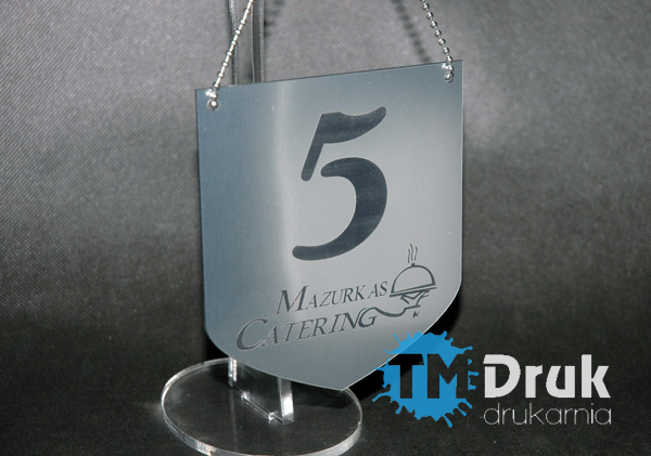 Nowoczesne numerki na stoliki w dowolnych formach, projektowane na indywidualne zamówienia klientów