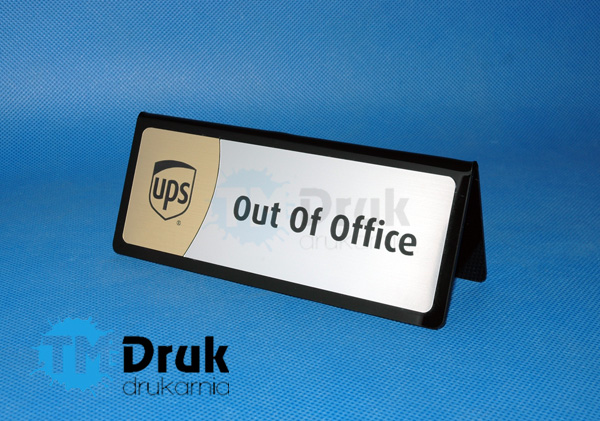 Tabliczki na biurka z plexi na laminatach grawerskich z grawerowaną treścią