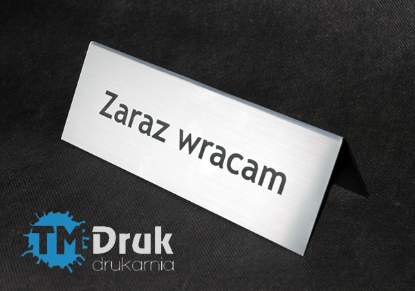 Tabliczka ZARAZ WRACAM ze srebrnego laminatu grawerskiego na biurko