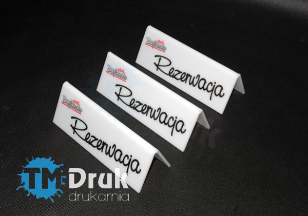 Tabliczki na stoliki z napisem rezerwacja projektowane na indywidualne zamówienia