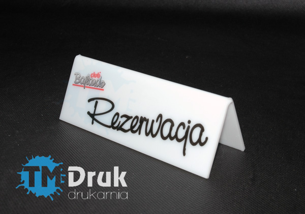 Nowoczesne rezerwacje na stoły, wykonanne z białej plexi