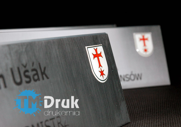 Tabliczki na stoły z wypukłymi naklejkami zalewanymi żywicą - Producent TM Druk