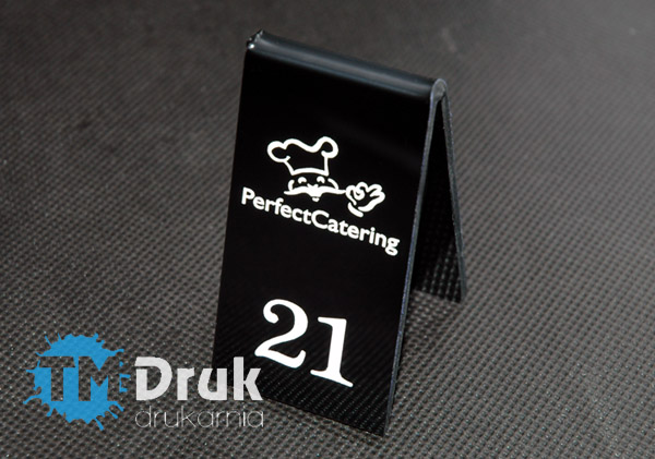 Czarne tabliczki z białym logo i numeracją na stolik, w rozmiarze 4 x 8 cm