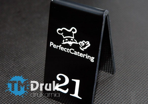 Tabliczki z numerem rezerwacji na stolik z kolorowych pleksi, laminatów