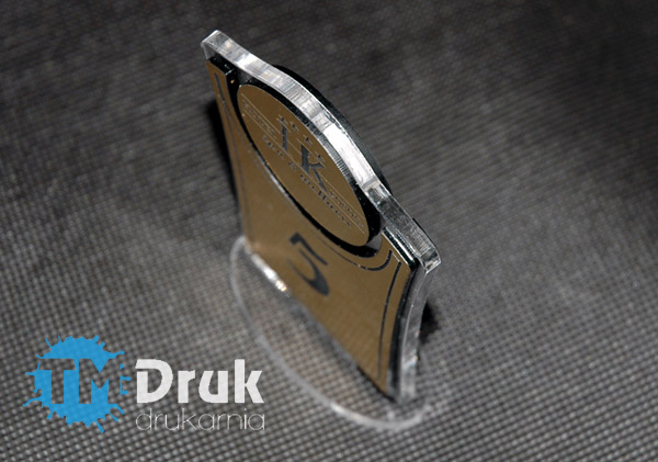 Numerek z pleksi i laminatu grawerskiego na stoł - TM Druk