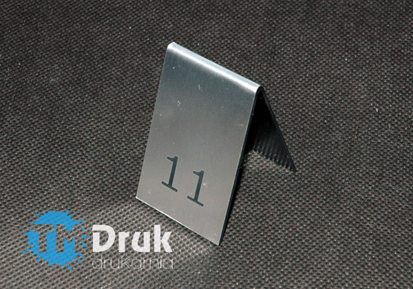 Koziołki z numerem rezerwacji na stolik