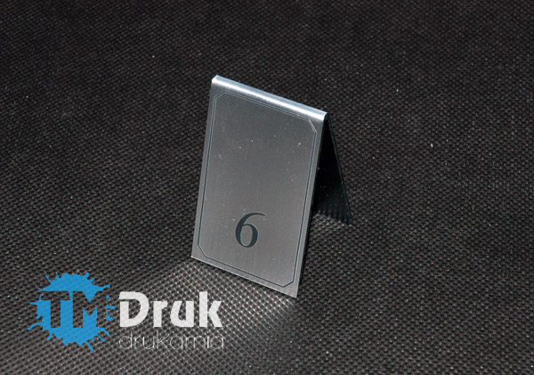 Numerki na stoliki ze srebrnego laminatu