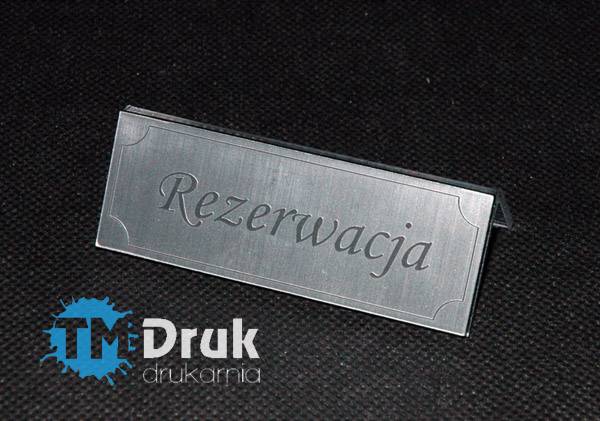 Tabliczki na stolik z napisem REZERWACJA wykonany z laminatu grawerskiego i plexi