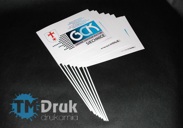 Chorągiewki reklamowe drukowane na białym papierze kredowym,
klejone na plastikowym patyczku