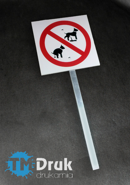 Tabliczka infomracyjna na słupku Zakaz Wyprowadzania Psów