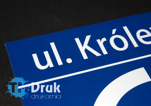 Tabliczka adresowa z numerem budynku. Wykonana na dibondzie, grafiką z folii