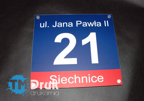 Tabliczka z numerem domu, nazwą ulicy i miejscowości