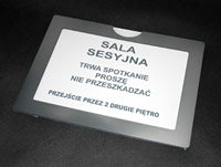 Tabliczka przydrzwiowa z wygrawerowanynymi na stałe logiem, numerem i nazwą pomieszczenia