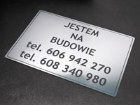 Zrealizowana tabliczka podwieszana na drzwi JESTEM NA BUDOWIE