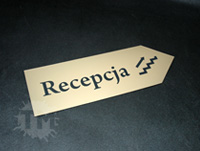 Ozdobne tabliczki z napisem Recepcja w formie strzałki z laminatu grawerskiego