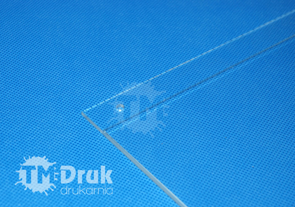 Tabliczki z otworami, plakatowniki z pleksi producent TM Druk