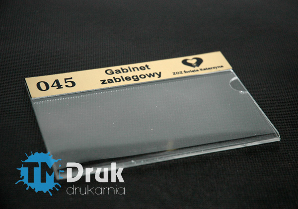 Tabliczka przydrzwiowa z wymienną treścią na dyskretnych dystansach - TM Druk