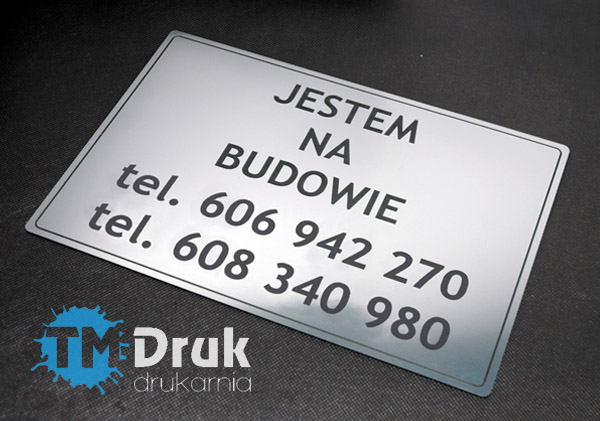 Tabliczki przydrzwiowe z wymienną treścią, mocowane na dyskretnych dystansach - Wrocław, Brzeg, Oława, Oleśnica