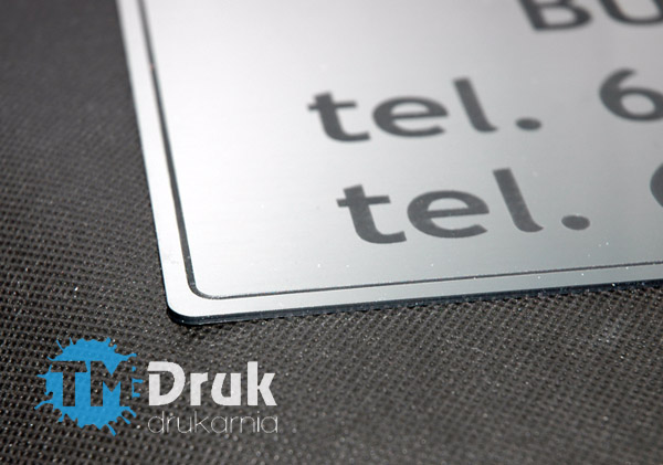 Tabliczka przydrzwiowa z wymienną treścią na dyskretnych dystansach - TM Druk