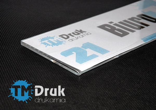 Tabliczka wykonana z bezbarwnej pleksi, wygieta w kieszonke kartke formatu 200x70mm - TM Druk