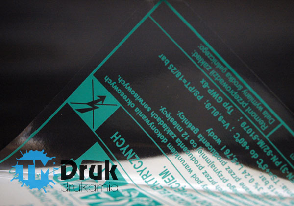 Druk etykiet zastępczych do gaśnic na bezbrawnej folii