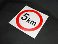 Znak ograniczenia prędkości do 5 km/h
