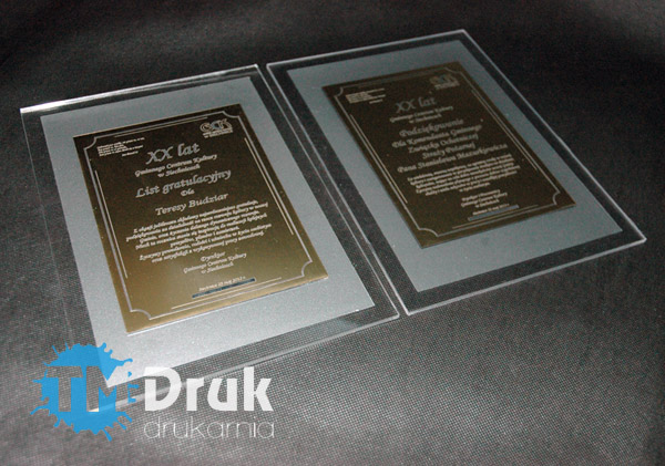 List gratulacyjny na podkładzie z pleksi. Dedykacja wygrawerowana na ozdobnym laminacie grawerskim