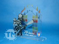 Upominek z sylwetką strażaka gaszącego pożar