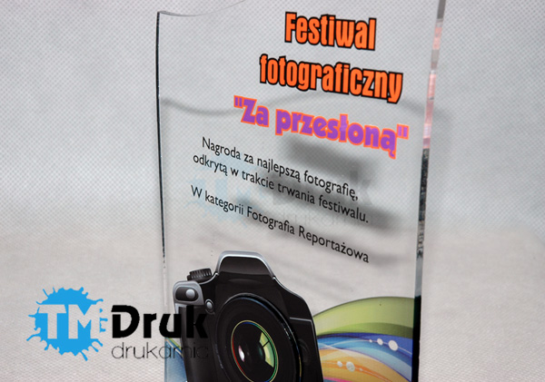 Nagroda z bezbarwnej plexi wraz z pełno kolorowym wydrukiem + biały