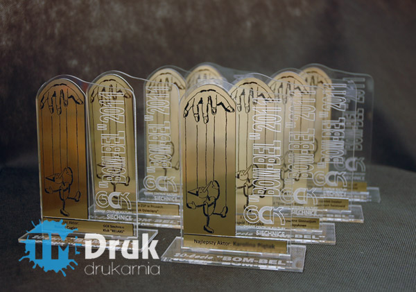 Statuetki ze złotym laminatem na bezbarwnej pleksi - Bezpośrednio od producenta