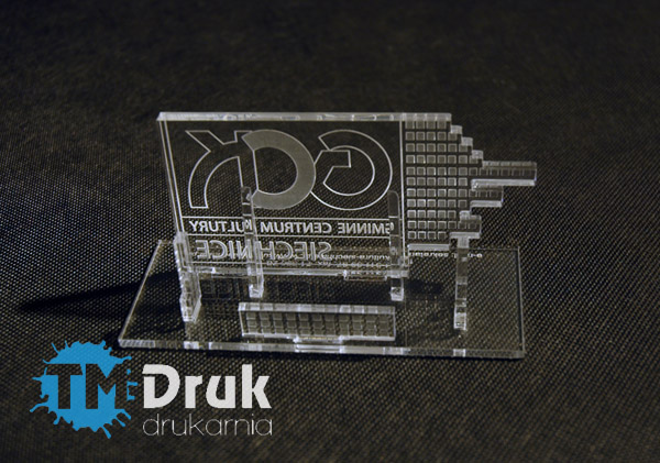 Wykonana z pleksi gr 5mm statuetka z miejscem na wizytówki