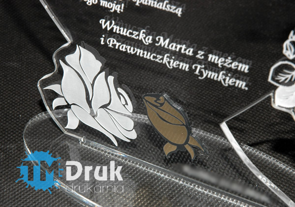 Eleganckie statuetki z pleksi połączone z ozdobnymi laminatami grawerskimi