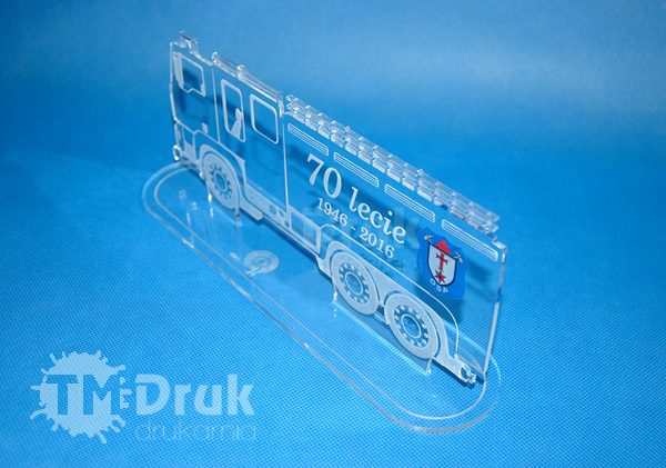 Statuetka w kształcie wozu strażackiego na bezbarwnej plexi wraz z wydrukiem herbu jednostki w pełnym kolorze + biały