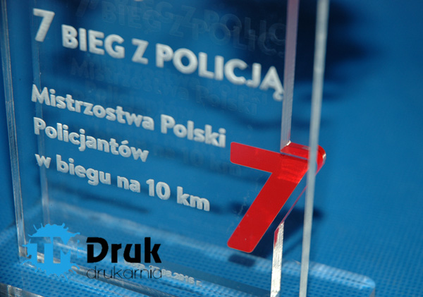 Upominek dla strażaka w formie statuetki z plexi