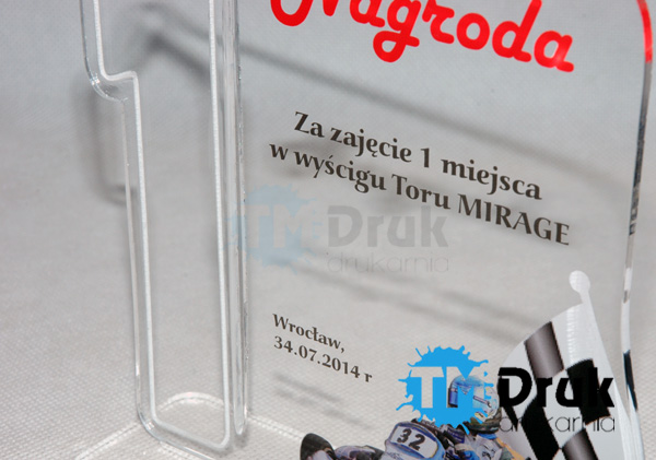 Nagroda zaprojektowana indywidualnie z bezbarwnej plexi wraz z drukowaną grafiką