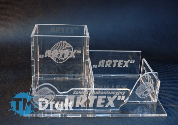 Przybornik na biurko z pleksi na zamówienie